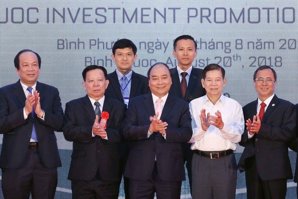 Thủ tướng Nguyễn Xuân Phúc và nguyên Chủ tịch nước Nguyễn Minh Triết chứng kiến lễ ký biên bản thỏa thuận phát triển dự án Khu liên hợp Becamex - Bình Phước. (Ảnh: Thống Nhất/TTXVN)