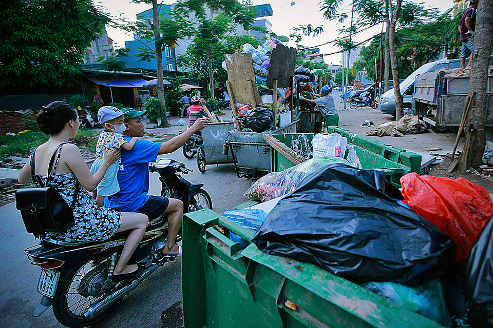 Thói quen sinh hoạt gắn liền với túi nilon của con người rất khó có thể thay đổi một sớm một chiều. Với rất nhiều người, chiếc túi nilon thật tiện lợi cho việc đựng rác cũng như khi vứt rác. (Ảnh: Trọng Đạt/TTXVN)