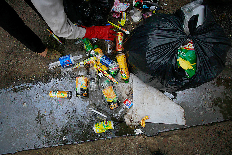 Chất thải nhựa, túi nilon đã và đang là một thách thức không nhỏ với xã hội hiện đại vì sự tác động tiêu cực lớn của chúng với môi trường. (Ảnh: Trọng Đạt/TTXVN)