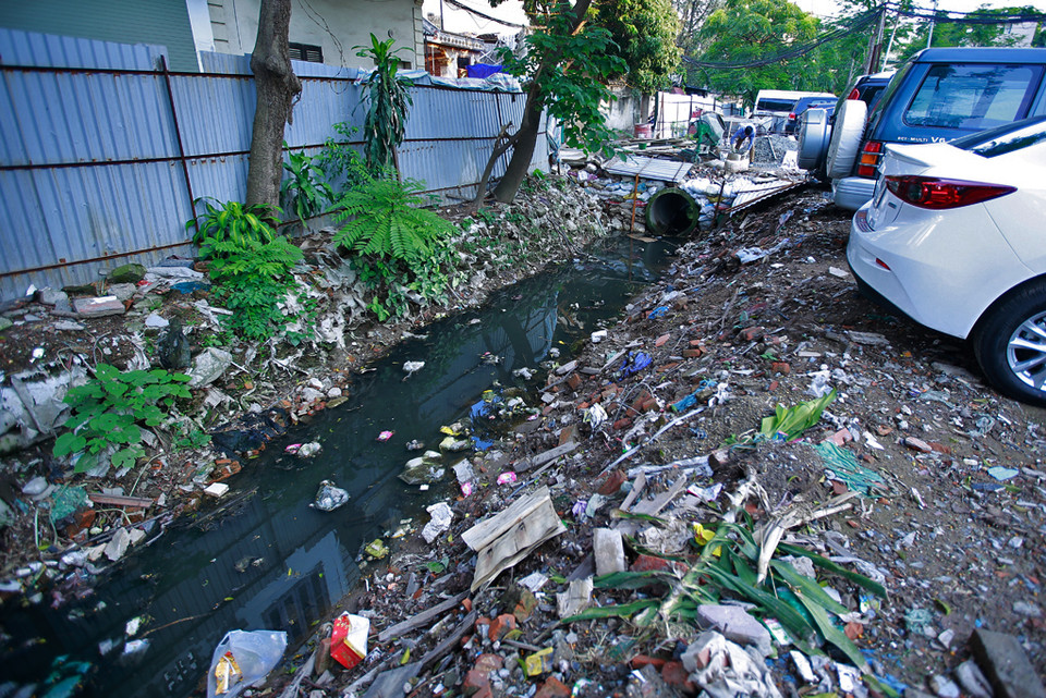 Chất thải nhựa, nilon và rác thải sinh hoạt ứ đọng gây ô nhiễm môi trường tại khu dân cư trên đường Đội Cấn, quận Ba Đình, Hà Nội. (Ảnh: Trọng Đạt/TTXVN)