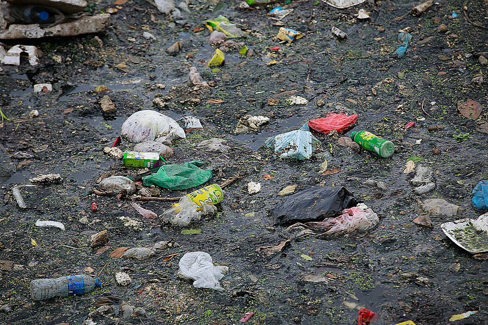  Chất thải nhựa, túi nilon với đặc tính bền vững trong tự nhiên, thời gian phân hủy rất lâu, đã và đang là một thách thức với xã hội hiện đại vì sự tác động tiêu cực lớn với môi trường. (Ảnh: Trọng Đạt/TTXVN)