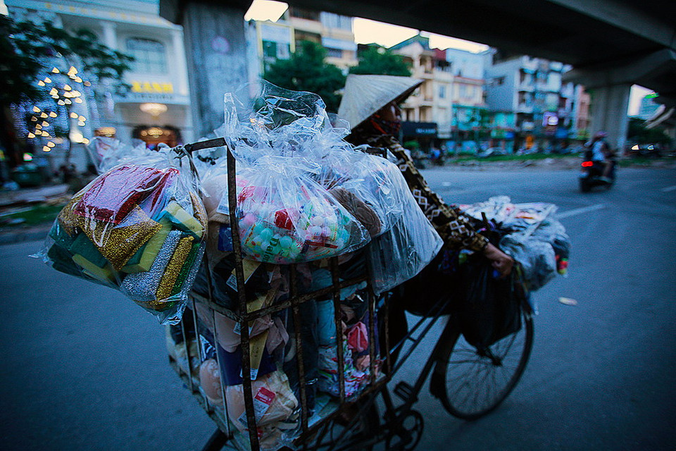 Một người bán hàng rong với rất nhiều mặt hàng đựng trong túi nilon. Thói quen sinh hoạt gắn liền với túi nilon của con người đang vô hình góp phần vào việc hủy hoại môi trường sống của chính mình. (Ảnh: Trọng Đạt/TTXVN)