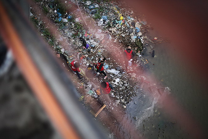 Rất nhiều túi nilon và chai nhựa dưới chân cầu Long Biên, Hà Nội. Thói quen sinh hoạt gắn liền với túi nilon và đồ nhựa của con người đang vô hình góp phần vào việc hủy hoại môi trường sống của chính mình. (Ảnh: Trọng Đạt/TTXVN)