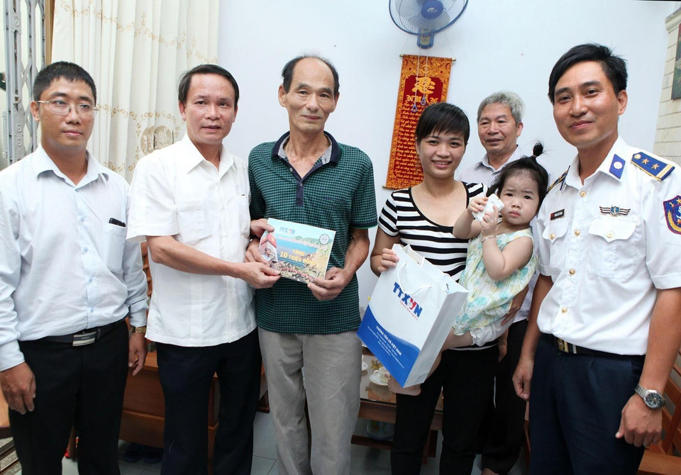 Thực hiện chương trình Chung sức bảo vệ chủ quyền biển Đông, chiều 6/8/2014, tại thành phố Hải Phòng, Tổng Giám đốc TTXVN Nguyễn Đức Lợi đến thăm, tặng quà cho các gia đình cán bộ, chiến sỹ cảnh sát biển đang làm nhiệm vụ bảo vệ biển, đảo Tổ quốc. (Ảnh: Lâm Khánh/TTXVN)