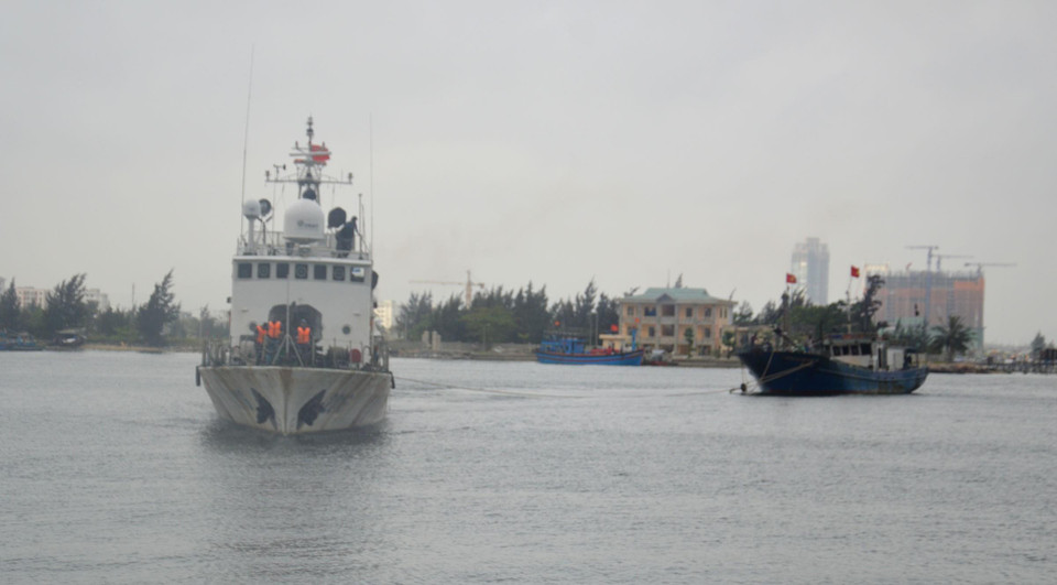 Tàu Cảnh sát biển 2016 thuộc Hải đội 202 (Bộ Tư lệnh Vùng Cảnh sát biển 2) lai dắt tàu cá QB91609 của tỉnh Quảng Bình, bị hỏng máy cùng 9 ngư dân bị nạn trên vùng biển tỉnh Quảng Trị, về bờ an toàn, sáng 18/3/2017. (Ảnh: Đinh Văn Nhiều/TTXVN)