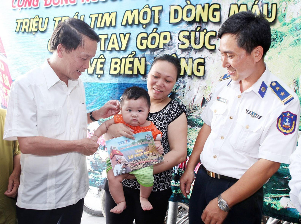  Thực hiện chương trình Chung sức bảo vệ chủ quyền biển Đông, chiều 6/8/2014, tại thành phố Hải Phòng, Tổng Giám đốc TTXVN Nguyễn Đức Lợi đến thăm, tặng quà cho các gia đình cán bộ, chiến sỹ cảnh sát biển đang làm nhiệm vụ bảo vệ biển, đảo Tổ quốc. (Ảnh: Lâm Khánh/TTXVN)