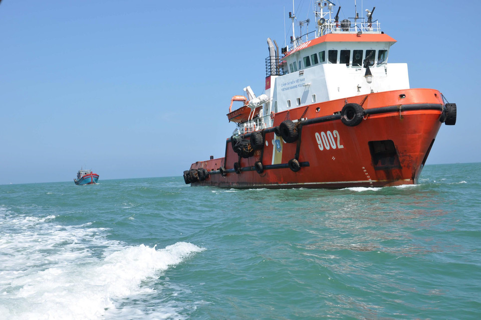 Chiều 4/4/2012, tàu Cảnh sát biển 9002 thuộc Hải đội 201 (Bộ Tư lệnh Vùng Cảnh sát biển 2) lai dắt tàu cá QNg 9004 cùng 11 ngư dân tỉnh Quảng Ngãi cập bến an toàn, sau khi tàu bị hỏng máy tại khu vực biển Hoàng Sa của Việt Nam và trôi dạt ngoài khơi từ ngày 26/3/2012. (Ảnh: Trần Tĩnh/TTXVN)