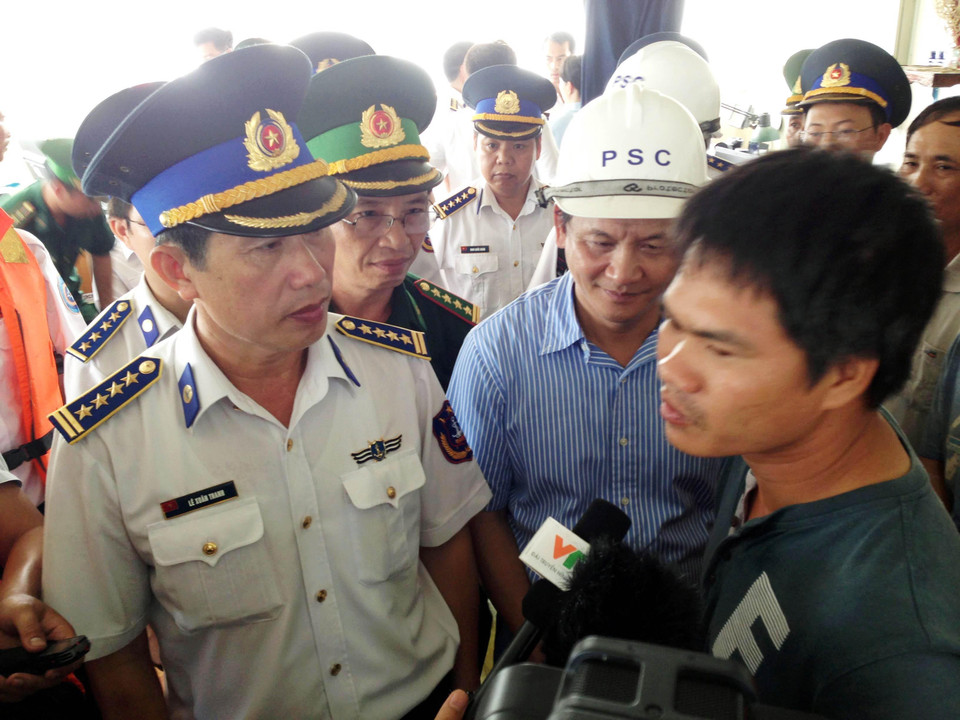 Lãnh đạo Bộ Tư lệnh Vùng Cảnh sát biển 3 thăm hỏi thuyền trưởng và thủy thủ tàu Sunrise 689 bị cướp biển tấn công, được 2 tàu của Bộ Tư lệnh Vùng Cảnh sát biển 4 lai dắt, đưa về tới phao số 0 thuộc vùng biển Vũng Tàu (tỉnh Bà Rịa-Vũng Tàu), sáng 11/10/2014. (Ảnh: Đoàn Mạnh Dương/TTXVN)