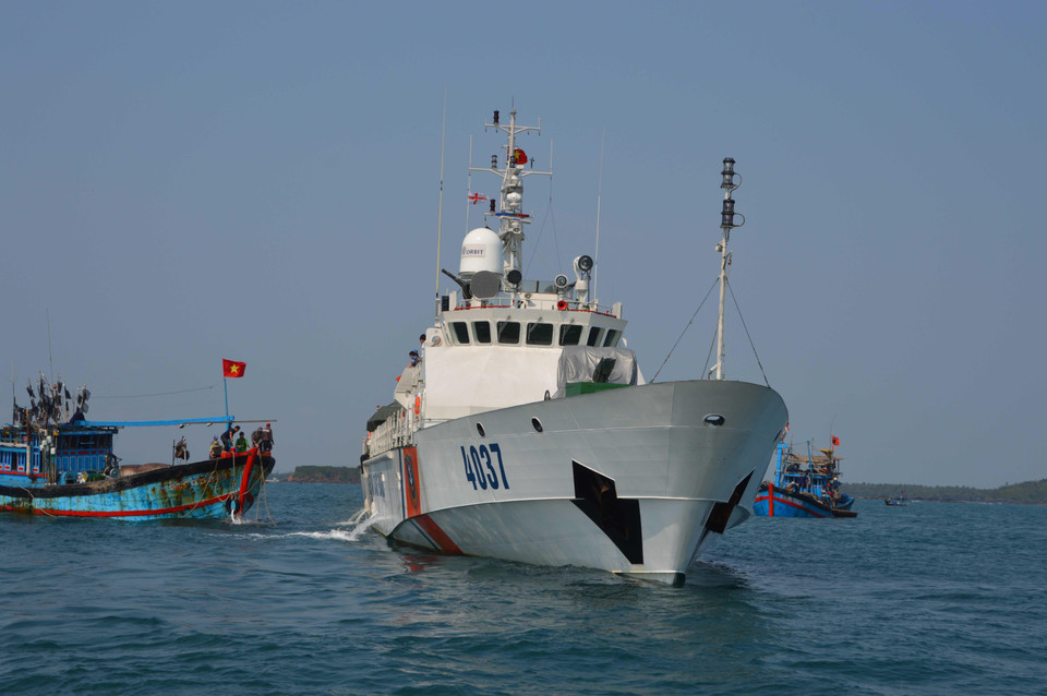 Trưa 7/3/2016, tàu Cảnh sát biển 4037 thuộc Hải đội 201 (Bộ Tư lệnh Vùng Cảnh sát biển 2) đã đưa toàn bộ 22 ngư dân trên 2 tàu cá QNg 94326TS và QNg 98326TS của tỉnh Quảng Ngãi về bờ an toàn, sau hơn 3 ngày tàu bị chết máy, trôi dạt trên biển ở ngư trường Hoàng Sa của Việt Nam. (Ảnh: Đoàn Hữu Trung/TTXVN)