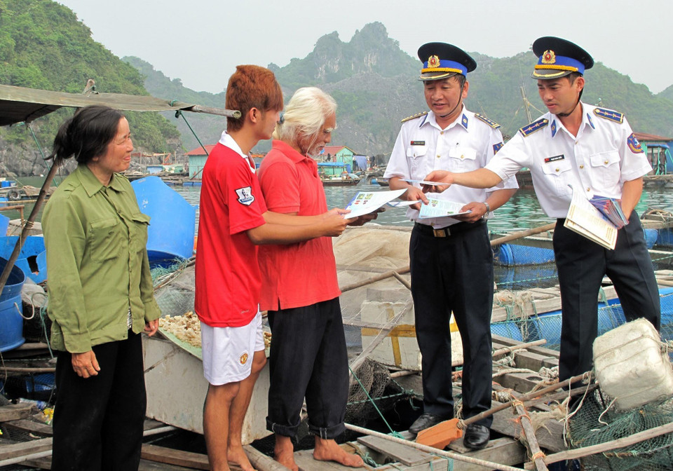 Lực lượng phòng, chống tội phạm ma tuý của Bộ Tư lệnh Cảnh sát biển phát tờ rơi tuyên truyền phòng, chống tội phạm ma tuý cho ngư dân khu vực biển, đảo Cát Bà và Bạch Long Vĩ, TP Hải Phòng. (Ảnh: Trọng Đức/TTXVN)