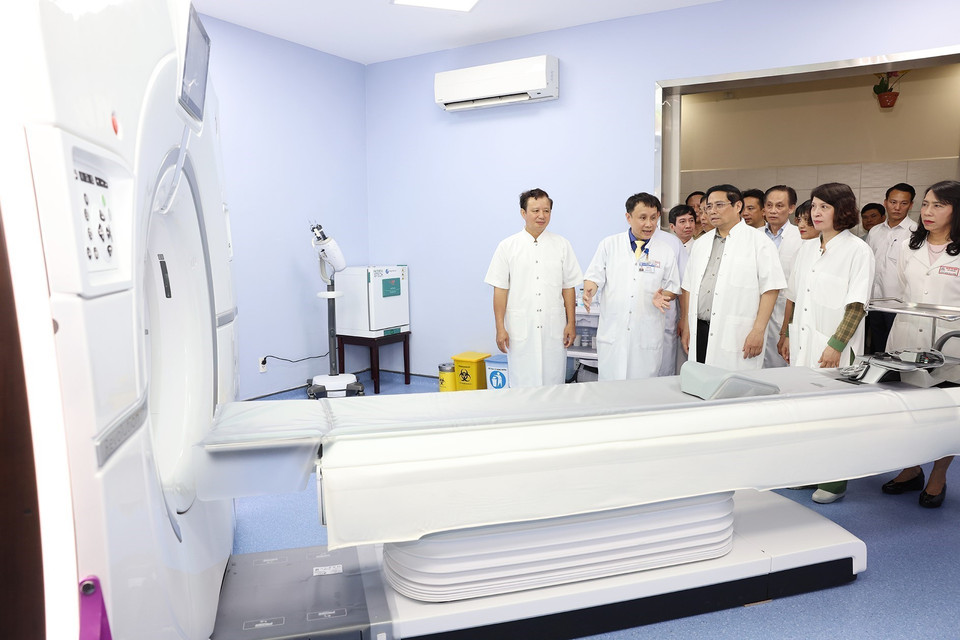 Thủ tướng Phạm Minh Chính xem trang thiết bị y tế hiện đại của Bệnh viện Trung ương Huế. (Ảnh: Dương Giang/TTXVN)
