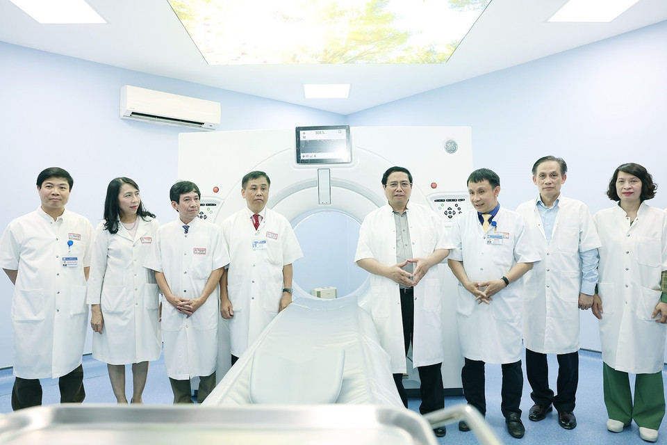 Thủ tướng Phạm Minh Chính nghe giới thiệu về trang thiết bị y tế hiện đại của Bệnh viện Trung ương Huế. (Ảnh: Dương Giang/TTXVN)