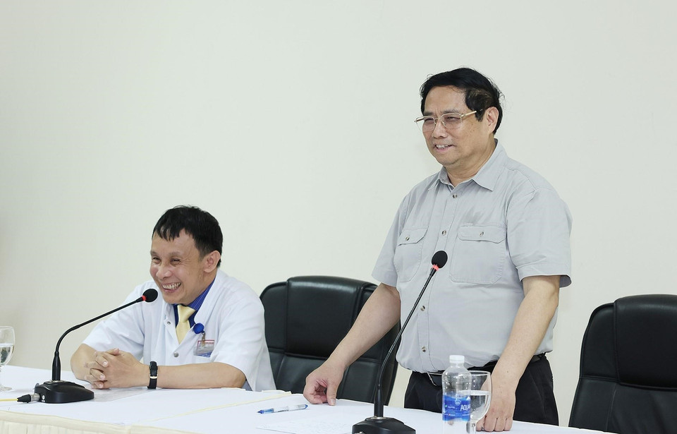 Thủ tướng Phạm Minh Chính động viên, giao nhiệm vụ cho cán bộ, bác sỹ Bệnh viện Trung ương Huế. (Ảnh: Dương Giang/TTXVN)