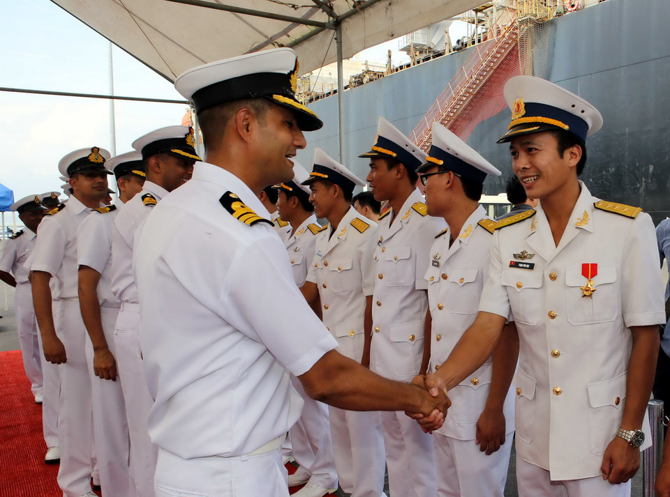 Lễ đón sỹ quan, thuỷ thủ đoàn tàu INS SAHYADRI tại cảng Tiên Sa (Đà Nẵng). (Ảnh: Trần Lê Lâm/TTXVN)