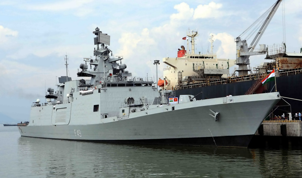 Tàu INS SAHYADRI cập cảng Tiên Sa (Đà Nẵng). (Ảnh: Trần Lê Lâm/TTXVN)