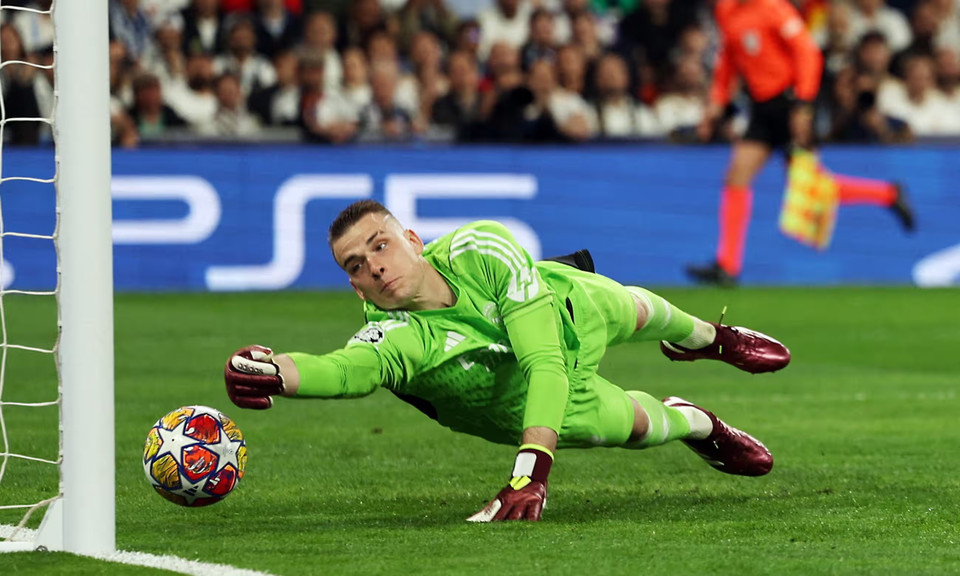 Cú sút phạt thẳng của Silva đã khiến thủ thành Andriy Lunin bị bất ngờ. (Nguồn: Reuters)