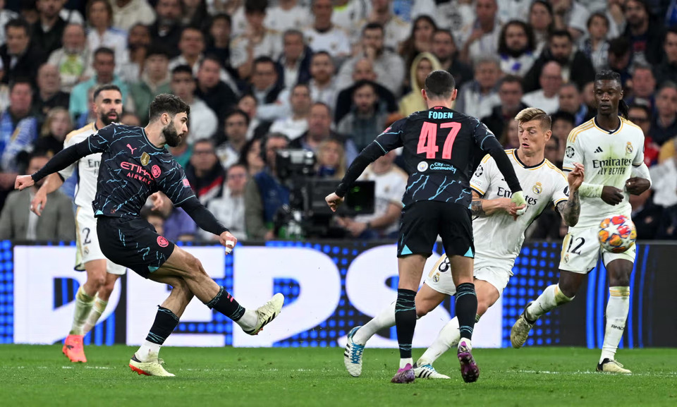 5 phút sau, Joško Gvardiol cũng tỏa sáng để ghi bàn nâng tỷ số lên 3-2 kịch tính cho Manchester City. (Nguồn: Getty Images)