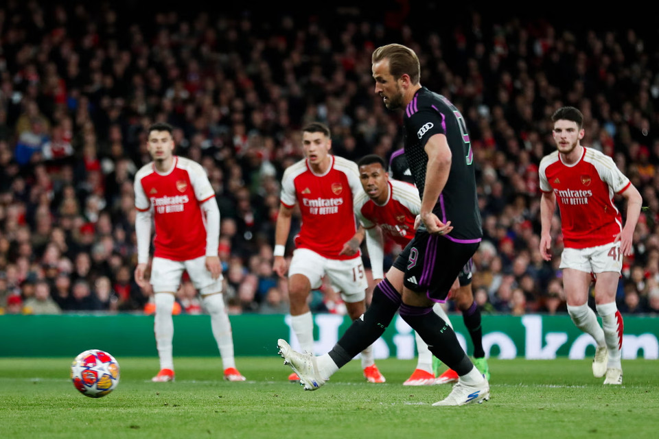 Đến phút 32, Bayern Munich vươn lên dẫn ngược 2-1 nhờ bàn thắng từ chấm 11m của Harry Kane. (Nguồn: Getty Images)