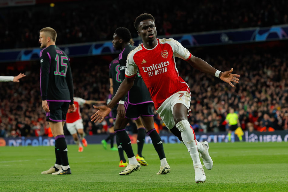 Niềm vui của Saka sau pha lập công mở tỷ số. (Nguồn: The Guardian)