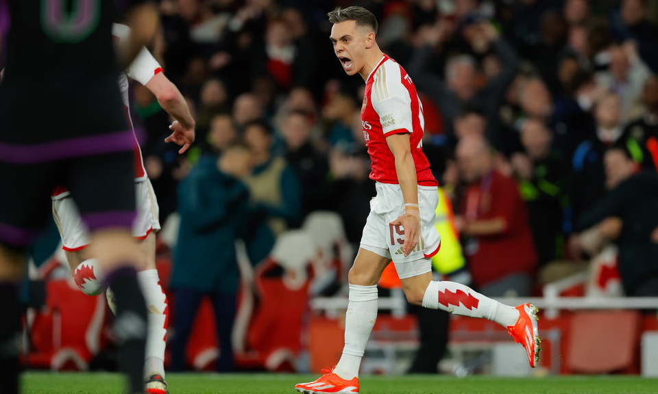 Niềm vui của Leandro Trossard sau bàn gỡ hòa 2-2. (Nguồn: The Guardian)