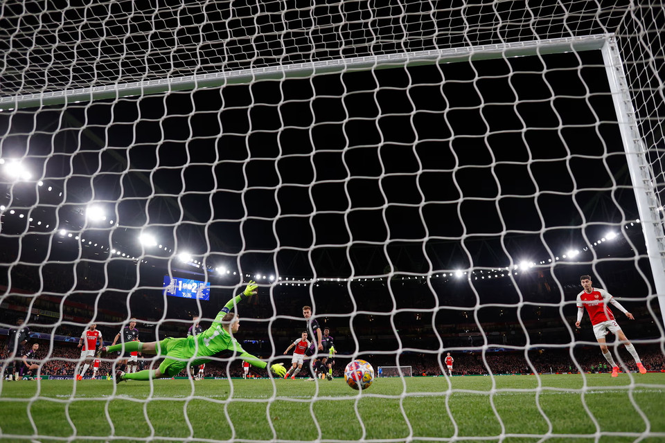 ...phút 76 mới có được bàn gỡ hòa 2-2 sau cú sút của Leandro Trossard. (Nguồn: Getty Images)