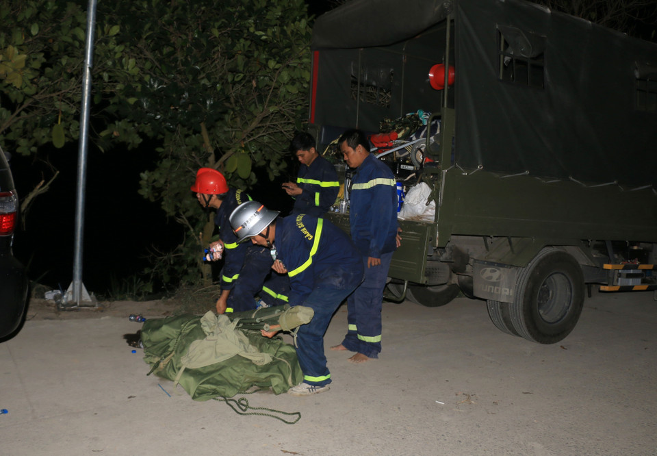 Lực lượng cứu hộ Công an tỉnh Đồng Tháp hoàn thành nhiệm vụ tham gia cứu hộ tại công trình cầu Rọc Sen. (Ảnh: Nhựt An/TTXVN)