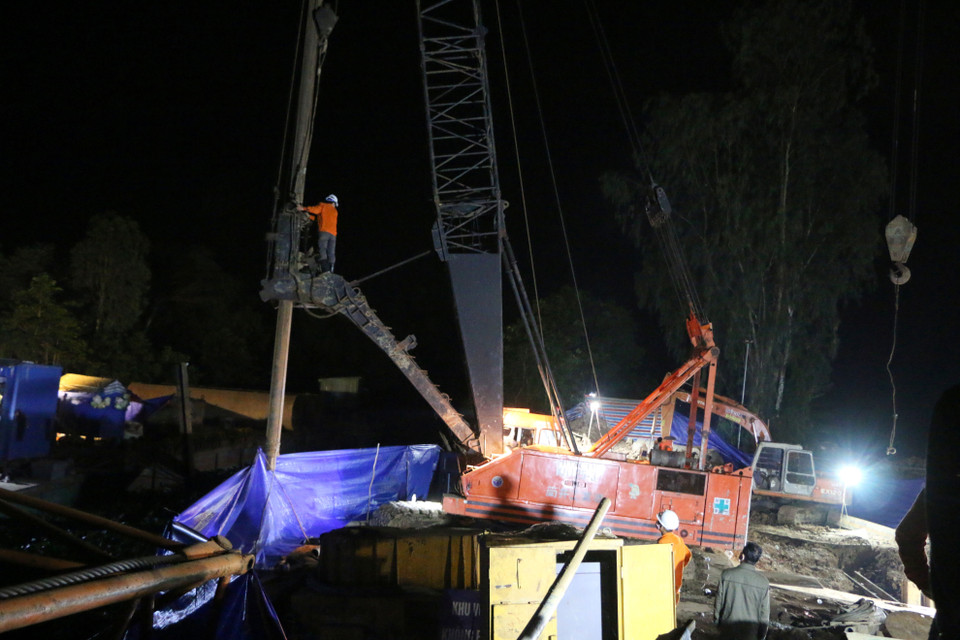 Sau 21 ngày nỗ lực thực hiện công tác cứu hộ tại công trình cầu Rọc Sen (xã Phú Lợi, huyện Thanh Bình, tỉnh Đồng Tháp), vào lúc 1 giờ 20 phút ngày 20/1/2023, lực lượng cứu hộ đã đưa được thi thể bé Thái Lý Hạo Nam (sinh năm 2012) lên mặt đất và đưa về gia đình để lo hậu sự. (Ảnh: Nhựt An/TTXVN)