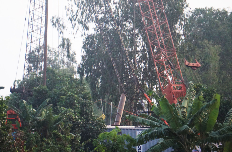 Đoạn cọc bêtông thứ hai đã được kéo lên lúc khoảng 18 giờ ngày 19/1. (Ảnh: Nhựt An/TTXVN)