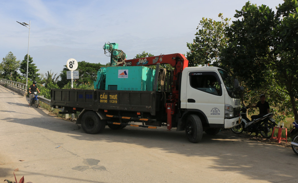 Cuối giờ chiều ngày 19/1, một số thiết bị phục vụ công tác cứu hộ đã được vận chuyển ra khỏi hiện trường. (Ảnh: Nhựt An/TTXVN)