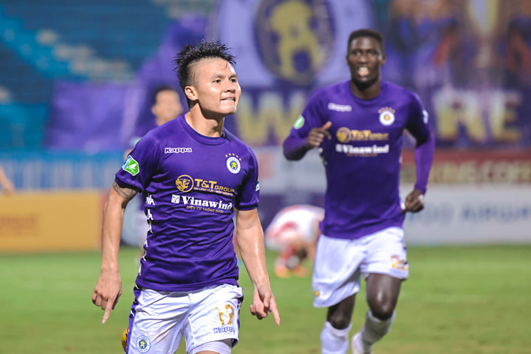 Chưa dừng ở đó, đến phút 89, Quang Hải đã tỏa sáng với cú ra chân nhanh, họ gục thủ thành Nguyên Mạnh... (Ảnh: Hải An/Vietnam+)