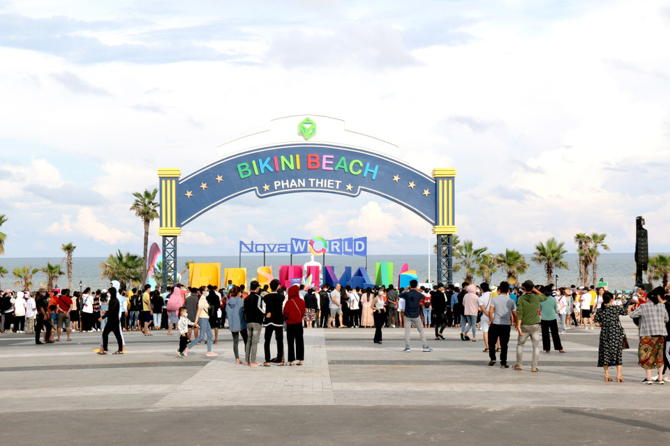 Du khách đến tham quan vui chơi tại điểm du lịch thuộc Nova World ở xã Tiến Thành, thành phố Phan Thiết. (Ảnh: Nguyễn Thanh/TTXVN)