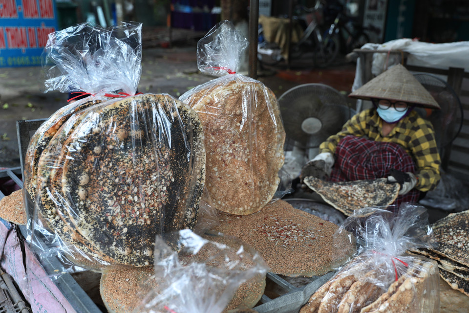 Sau khi nướng, bánh được bảo quản trong túi bóng để giữ được hương vị và độ giòn. (Ảnh: Danh Lam/TTXVN)