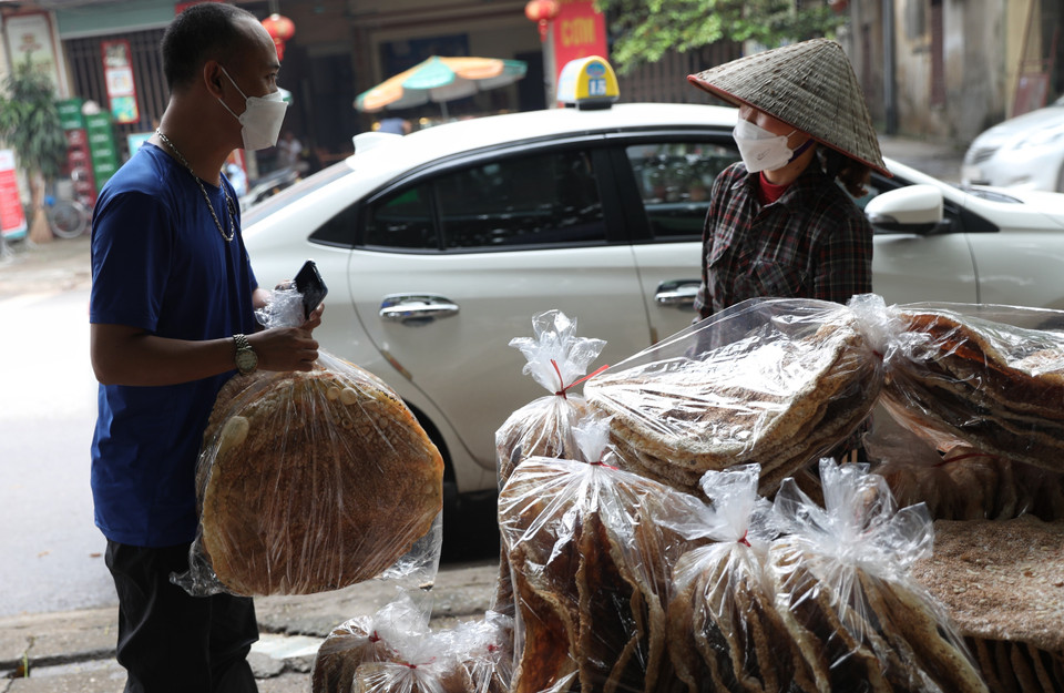Nhiều khách du lịch đi qua đây đều dừng lại mua bánh để làm quà. (Ảnh: Danh Lam/TTXVN)