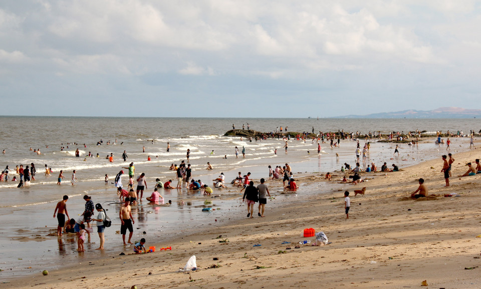 Bãi biển Thương Chánh đông nghịt du khách tắm biển. (Ảnh: Nguyễn Thanh/TTXVN)