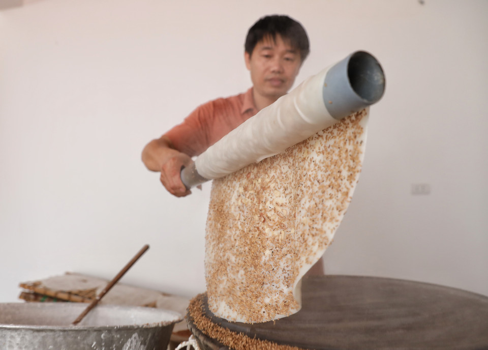 Những chiếc bánh đa Kế thoạt nhìn thì có vẻ giản đơn và dân dã, tuy nhiên để làm ra chúng thì phải đòi hỏi bàn tay khéo léo của các nghệ nhân cũng như sự tỉ mỉ, công phu trong từng giai đoạn. (Ảnh: Danh Lam/TTXVN)