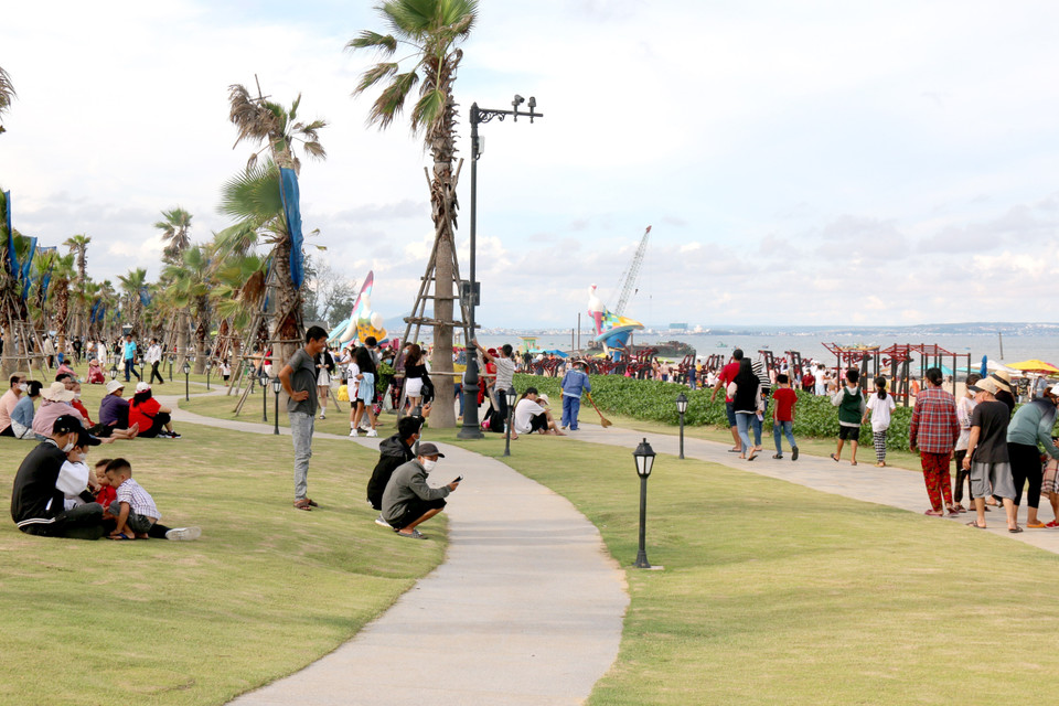 Bãi biển thuộc một điểm du lịch tại xã Tiến Thành, thành phố Phan Thiết luôn đông nghịt du khách. (Ảnh: Nguyễn Thanh/TTXVN)