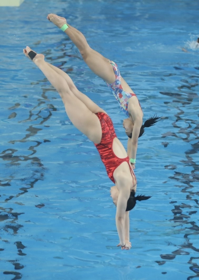 Vận động viên Ngô Phương Mai (áo đỏ) hăng say tập luyện cùng đồng đội, quyết tâm giành huy chương tại SEA Games 31 sắp tới. (Ảnh: Minh Quyết/TTXVN)