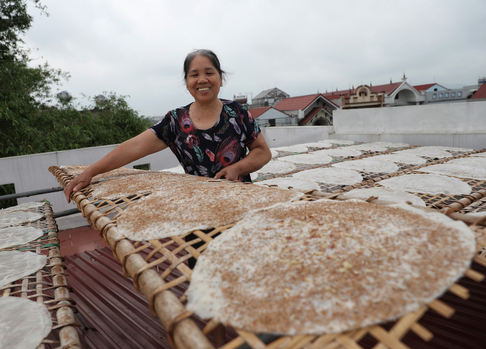 Bánh đa được mang ra phơi sau khi tráng. (Ảnh: Danh Lam/TTXVN)