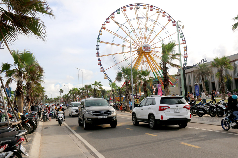 Trong các ngày nghỉ lễ 30/4-1/5, tại các bãi biển và điểm vui chơi trên địa bàn thành phố Phan Thiết (Bình Thuận) đều đông nghịt du khách. (Ảnh: Nguyễn Thanh/TTXVN)