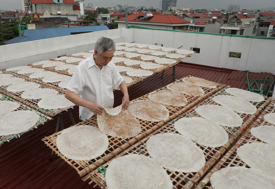 Công đoạn phơi cũng rất kỳ công, bánh sẽ được phơi hai lần cho thật khô kiệt và nắng phơi bánh người ta cũng phải chọn thời điểm nắng đẹp không nhạt mà cũng không quá gay gắt. (Ảnh: Danh Lam/TTXVN)