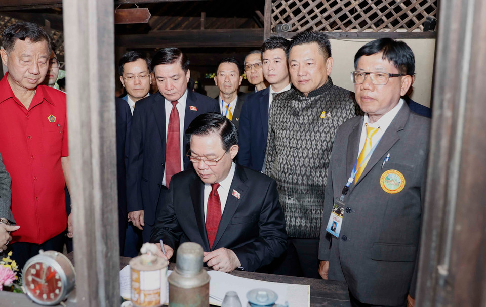 Chủ tịch Quốc hội Vương Đình Huệ ký sổ lưu niệm tại Khu Di tích Chủ tịch Hồ Chí Minh. (Ảnh: Doãn Tấn/TTXVN)