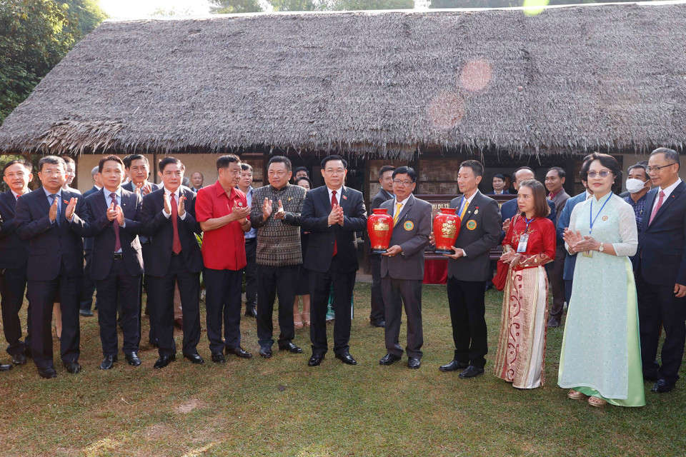 Chủ tịch Quốc hội Vương Đình Huệ với bà con Kiều bào tại Khu Di tích Chủ tịch Hồ Chí Minh. (Ảnh: Doãn Tấn/TTXVN)