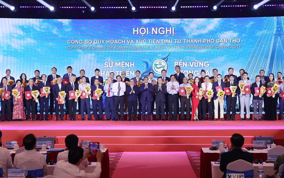 Thủ tướng Phạm Minh Chính với các nhà đầu tư. (Ảnh: Dương Giang/TTXVN)