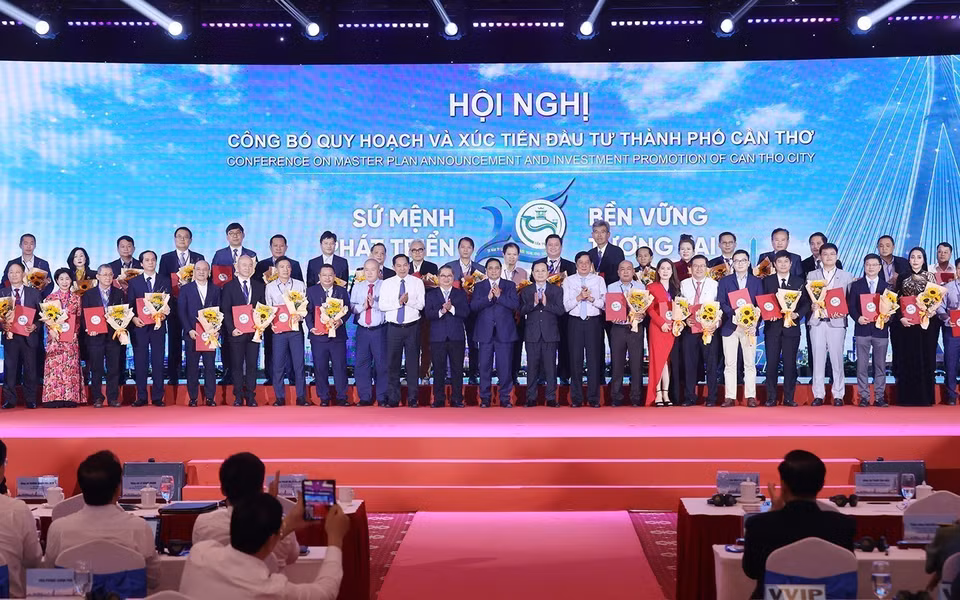 Thủ tướng Phạm Minh Chính với các nhà đầu tư. (Ảnh: Dương Giang/TTXVN)