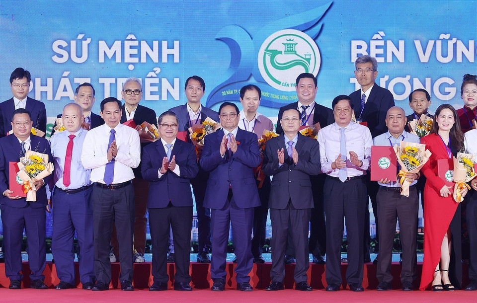 Thủ tướng Phạm Minh Chính với các nhà đầu tư. (Ảnh: Dương Giang/TTXVN)