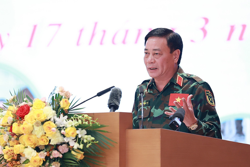 Thiếu tướng Phạm Văn Tỵ chỉ đạo công tác tìm kiếm, cứu trợ các nạn nhân trong trận động đất tại tỉnh Hatay, Thổ Nhĩ Kỳ của Bộ Quốc phòng báo cáo quá trình thực hiện nhiệm vụ. (Ảnh: Dương Giang/TTXVN)