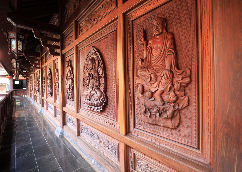 Vách và cửa gỗ được chạm trổ công phu, đầy thẩm mỹ các hình ảnh Đức Phật, La Hán, Bồ Tát và những hoa văn mang màu sắc Phật giáo. (Ảnh: Nhật Anh/TTXVN)