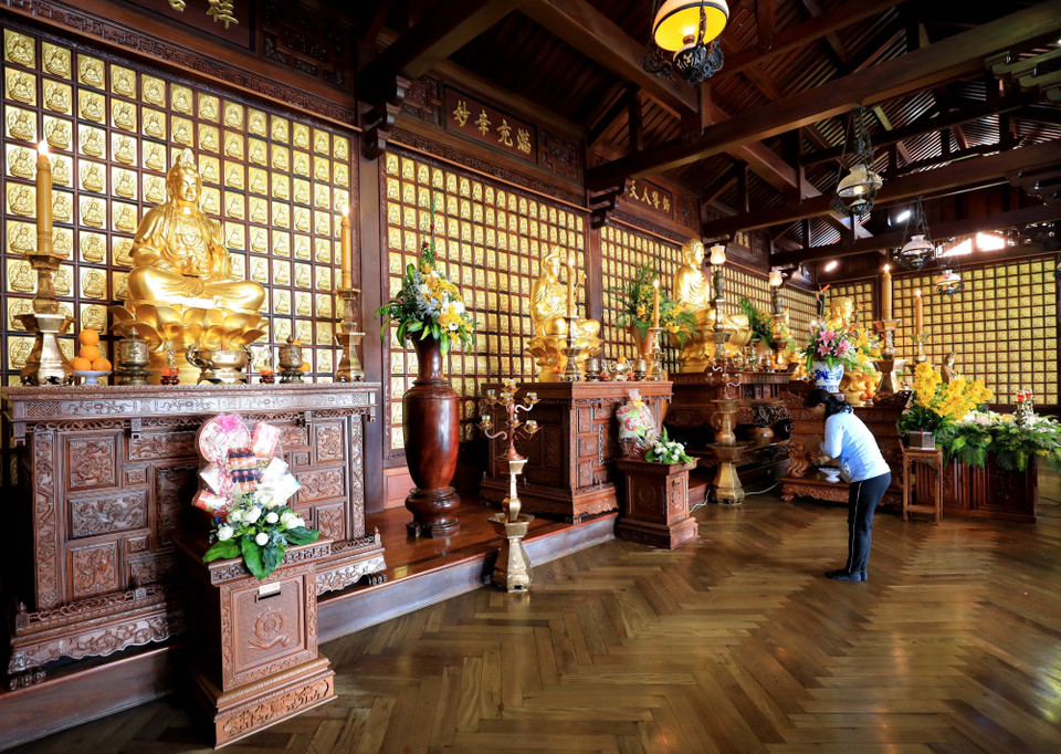 Điện thờ Phật có 5 gian, được bài trí tôn nghiêm, ở giữa tôn trí tượng đức Phật A Di Đà và đức Phật Thích Ca, hai phía là tượng bốn vị Bồ Tát: Quán Thế Âm, Đại Thế Chí, Văn Thù và Phổ Hiền. (Ảnh: Nhật Anh/TTXVN)