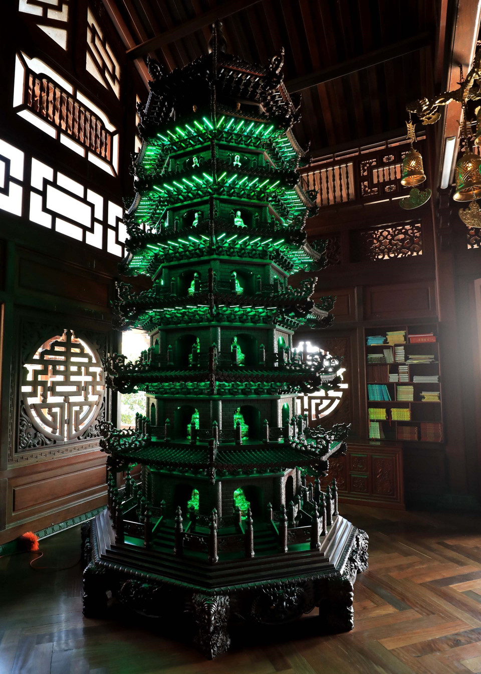 Bảo tháp với kiến trúc tinh xảo đặt trong nội điện. (Ảnh: Nhật Anh/TTXVN)