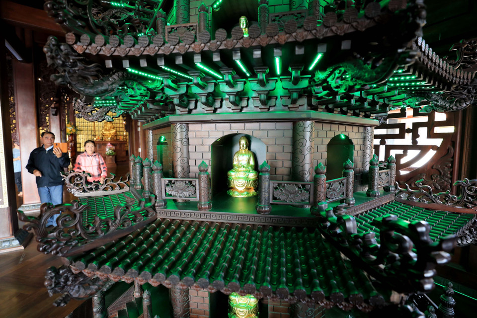 Bảo tháp với kiến trúc tinh xảo đặt trong nội điện. (Ảnh: Nhật Anh/TTXVN)